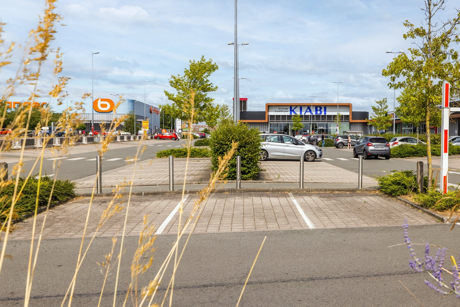 Retail and commercial real estate photography by Florian Fortier, store and office photographer based in Paris, France