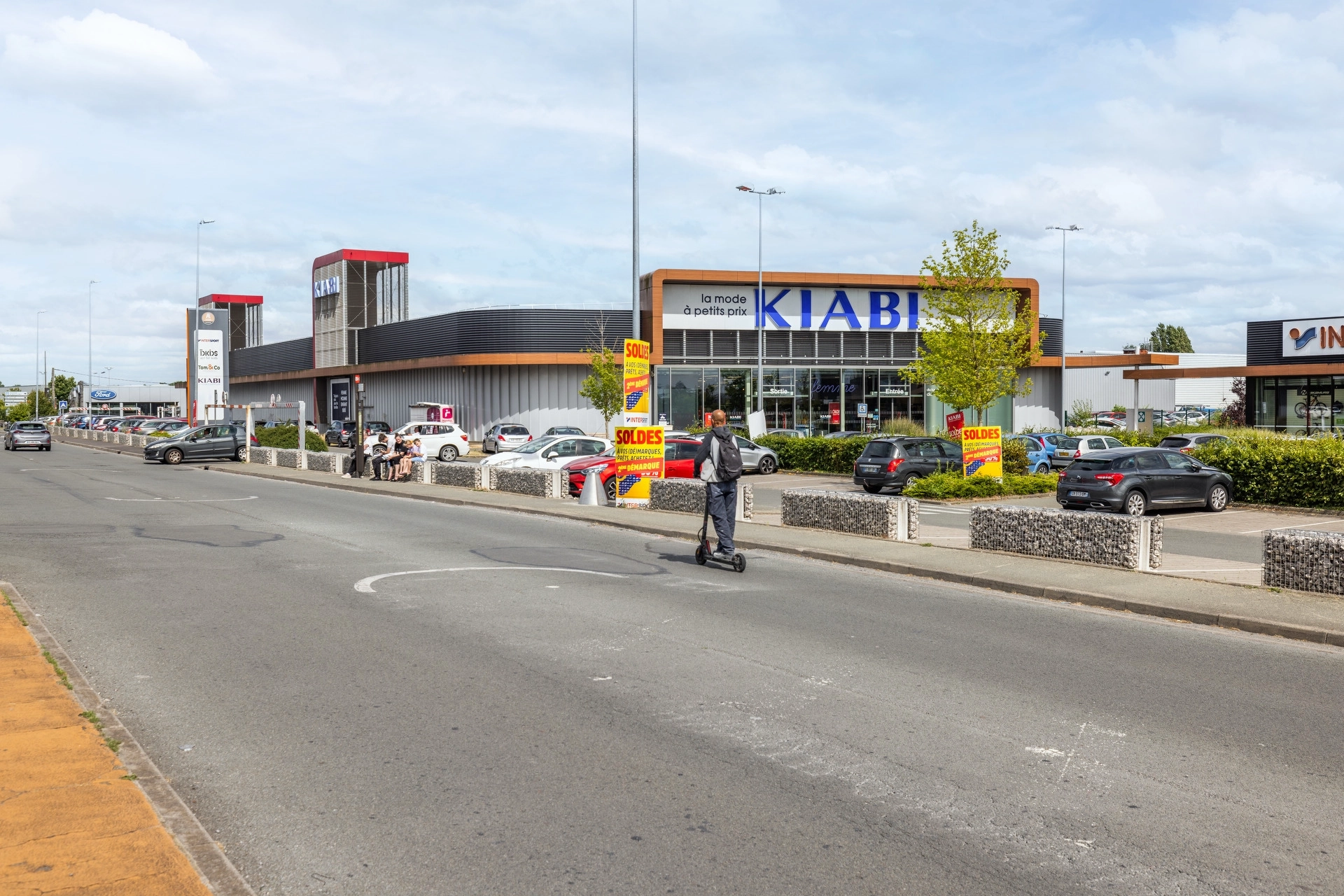 Retail and commercial real estate photography by Florian Fortier, store and office photographer based in Paris, France