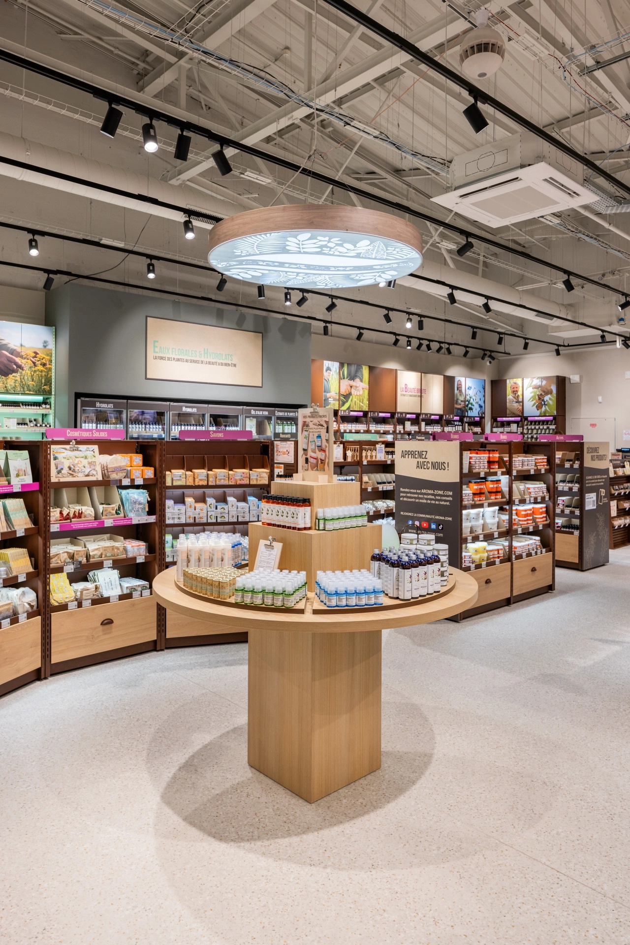 Retail and commercial real estate photography by Florian Fortier, store and office photographer based in Paris, France