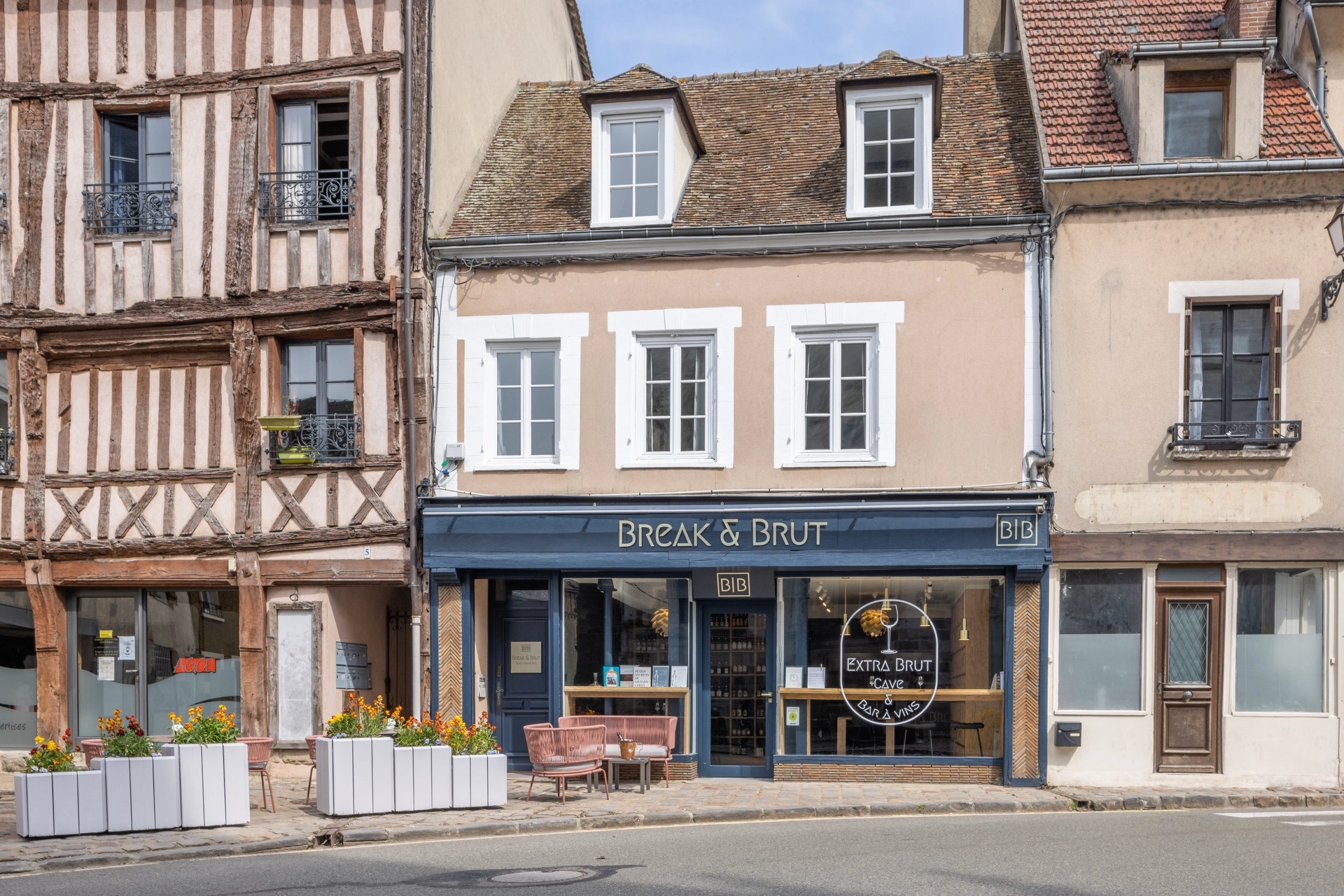 Retail and commercial real estate photography by Florian Fortier, store and office photographer based in Paris, France