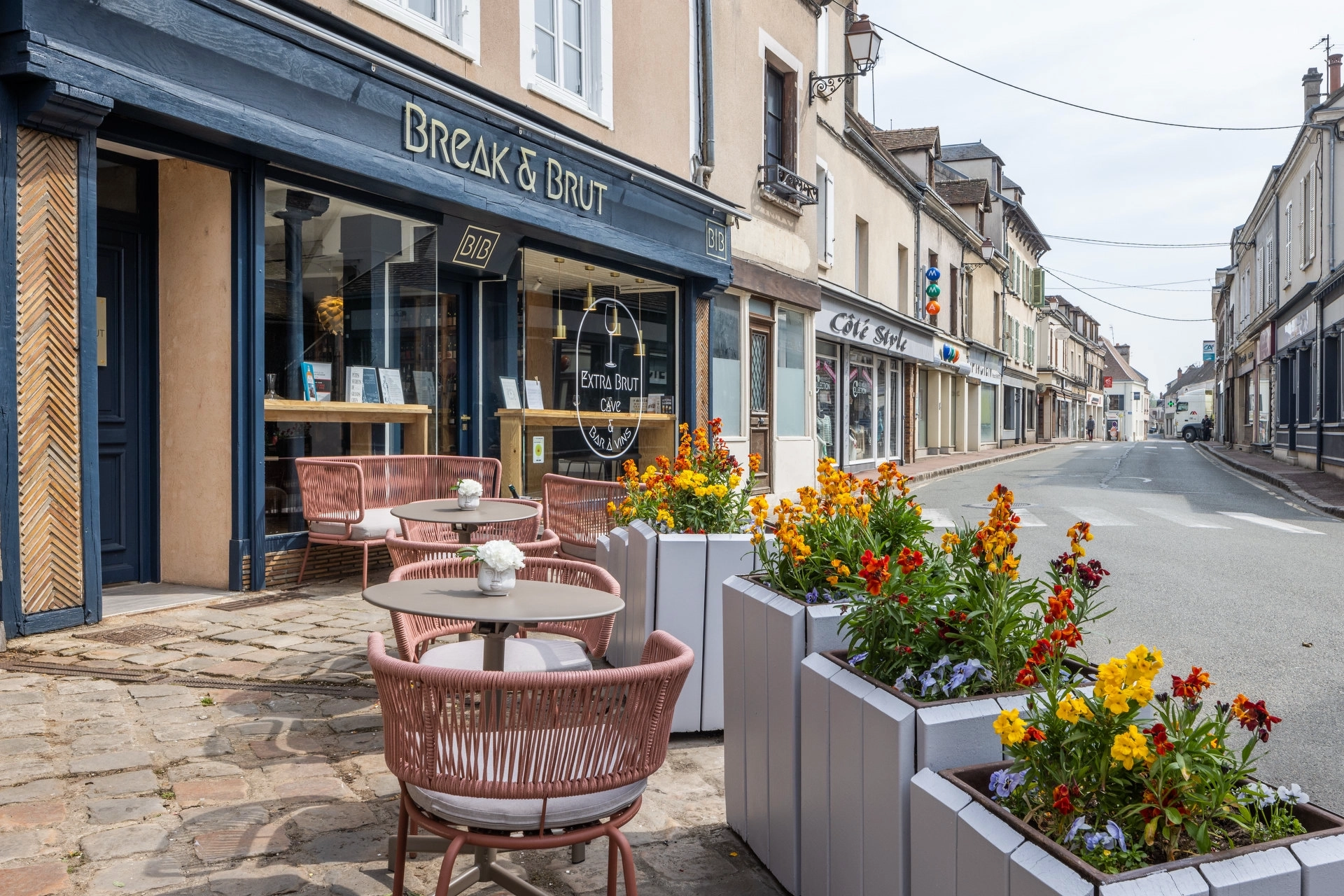 Retail and commercial real estate photography by Florian Fortier, store and office photographer based in Paris, France