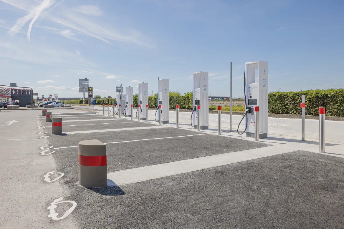 Photographie d'infrastructure corporate : station de recharge électrique Total