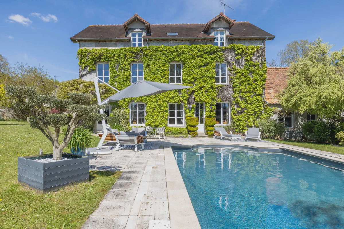 Reportage photo immobilier d'une maison de campagne avec piscine
