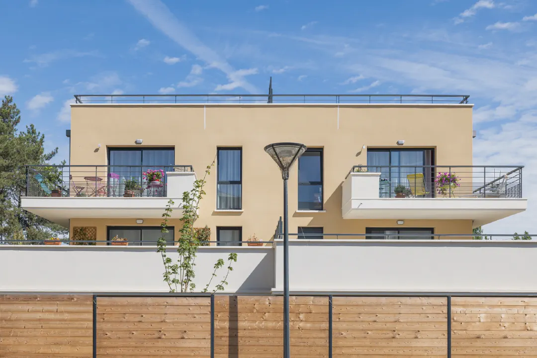 Comment j’anticipe et corrige les déformations optiques en architecture