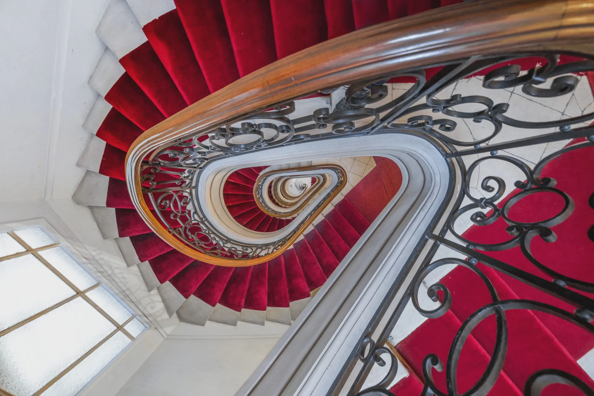 L’escalier en photographie d’architecture : entre sculpture, lumière et usage