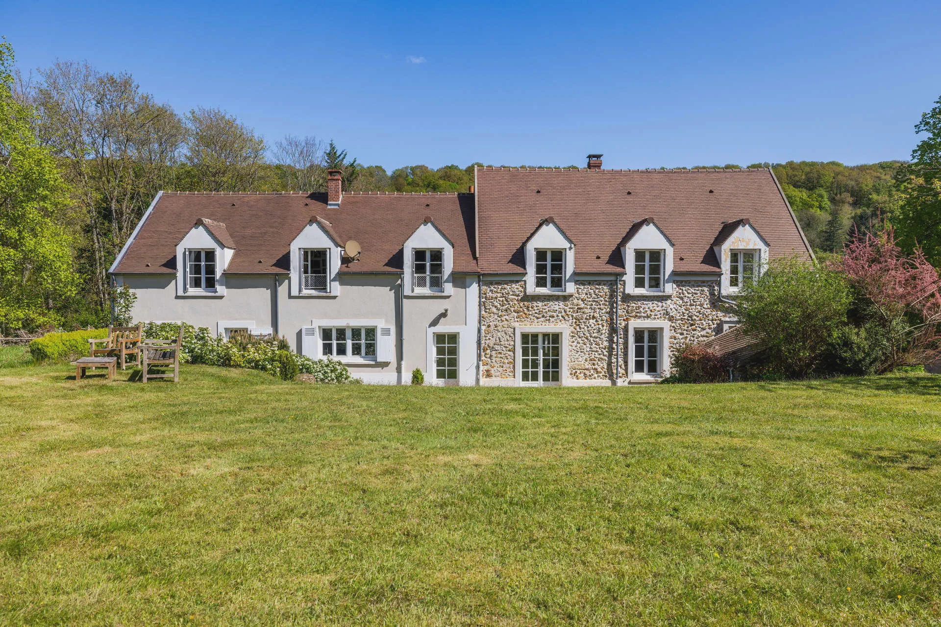 Immobilier : Pourquoi le printemps est la saison reine pour vos photos de vente