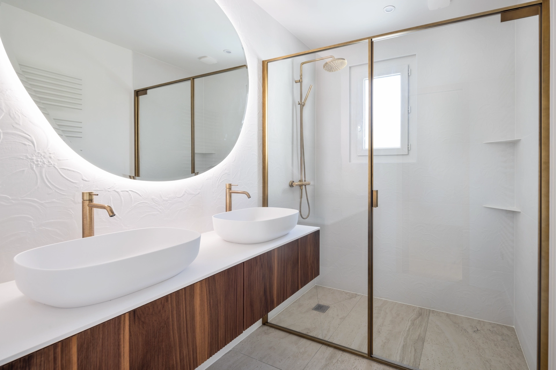 Photographie de salle de bain : Maîtriser les reflets et l'espace restreint