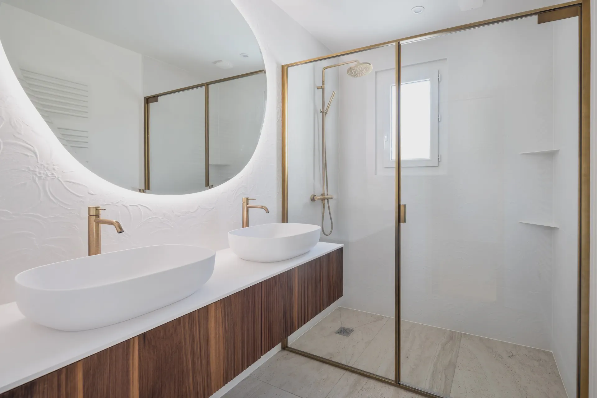 Photographie de salle de bain : Maîtriser les reflets et l'espace restreint