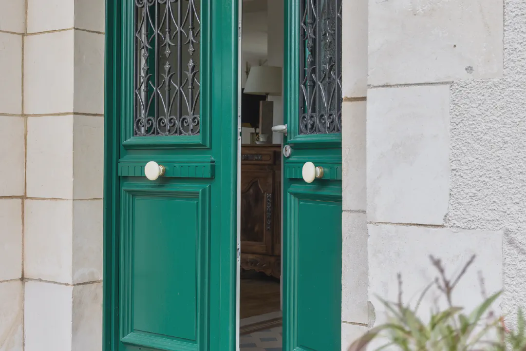 Photographier une entrée : créer une première impression avant même de découvrir l'intérieur