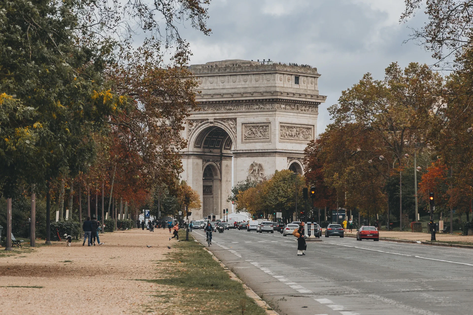 Photographier un monument en ville : intégrer l’espace public sans perdre la force architecturale