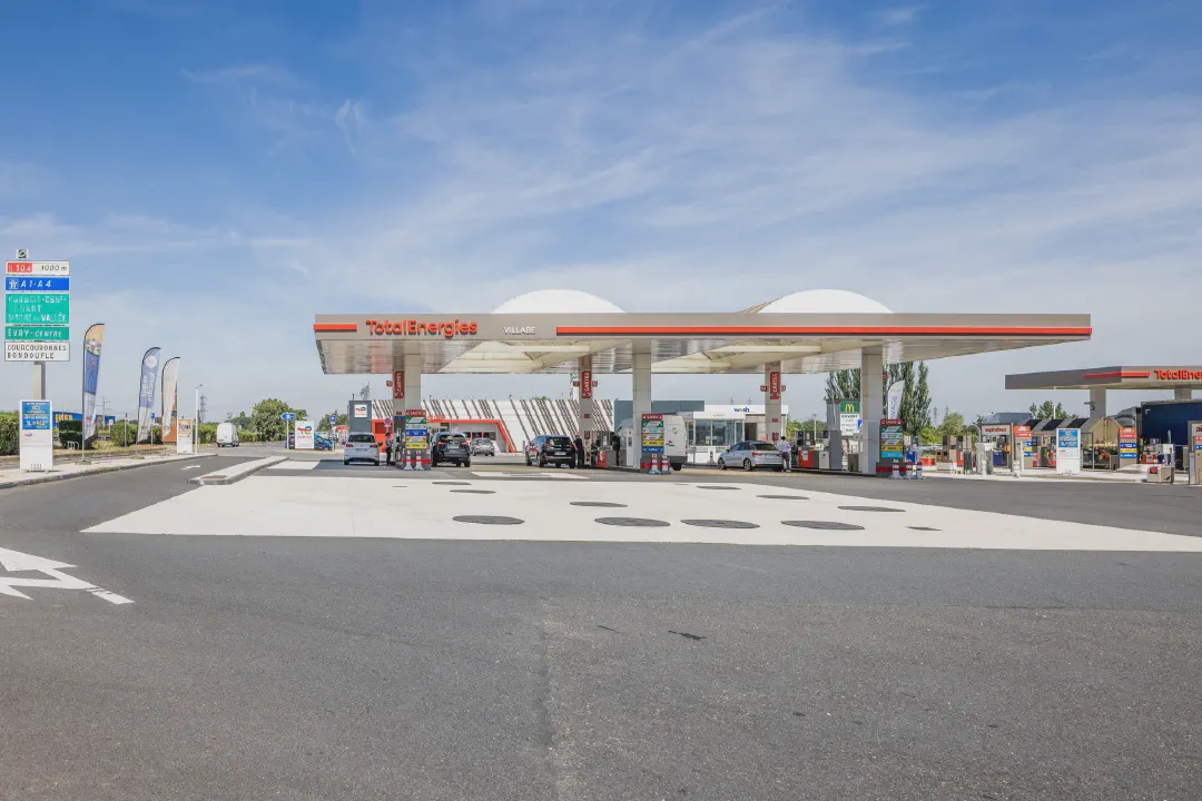 Photographier une station-service : valoriser l’enseigne, les accès et la lisibilité du site