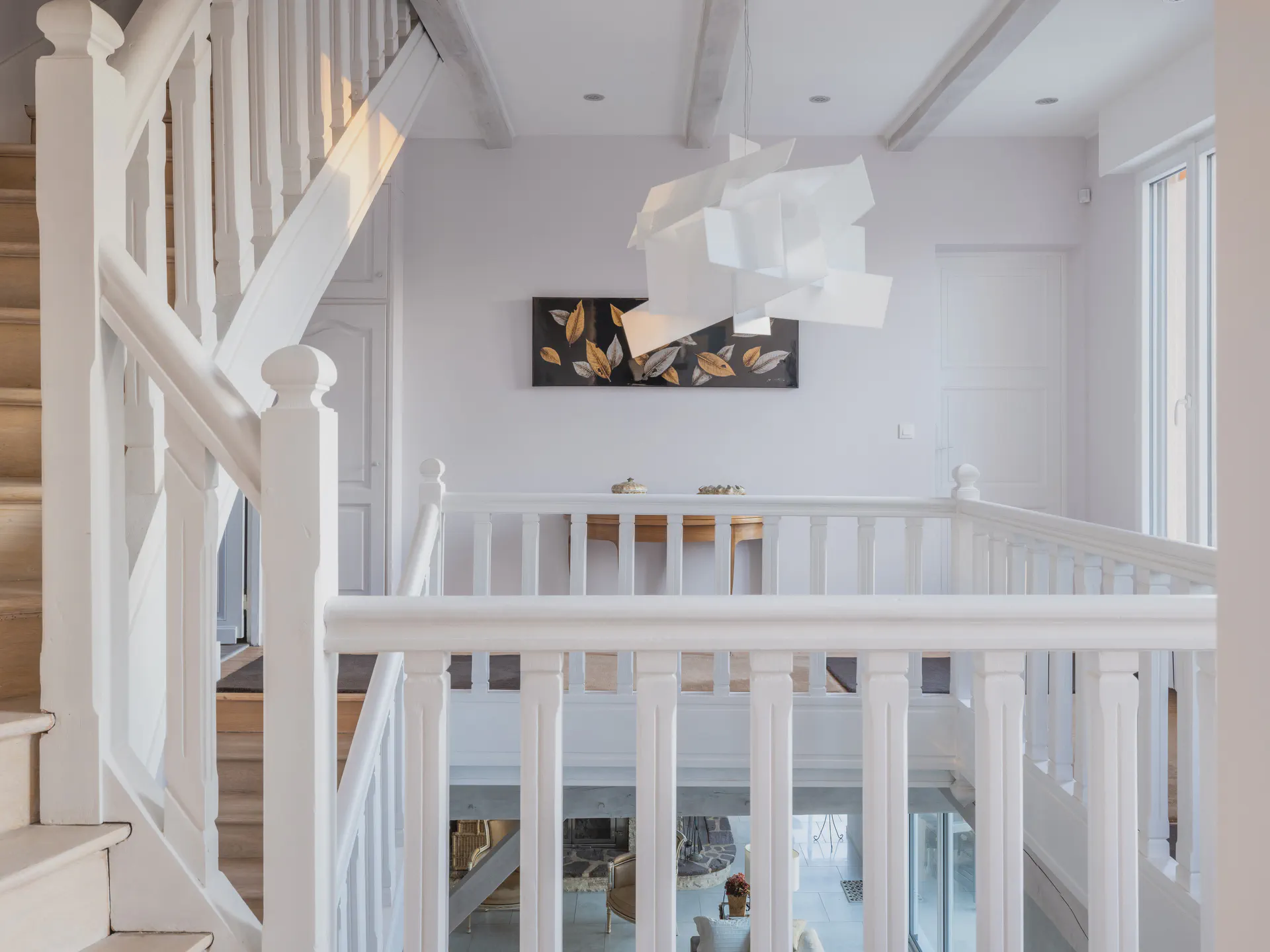Comment révéler les volumes d'une double hauteur en photographie d'architecture