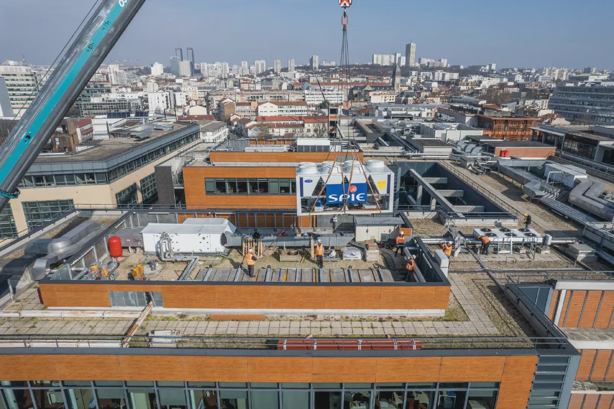 Suivi de chantier et photographie industrielle : opération de grutage SPI